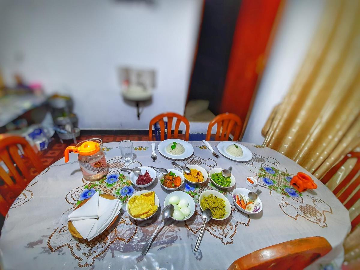 Pine Trees Homestay Nallathanniya ภายนอก รูปภาพ